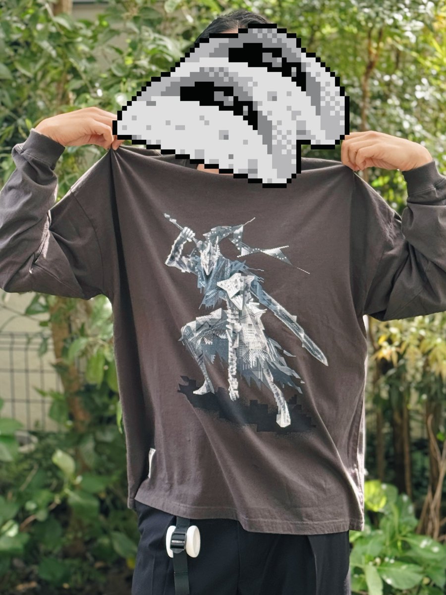 TORCHTORCHさんに遊びにいったら、深淵歩きアルトリウスのロングスリーブTシャツを頂きました。
プリントの表現と布の質感の相性がとても良くお気に入りです。
肩周りに余裕があり、袖口に向かって細くなっていく感じなので着心地よく動きやすいです。