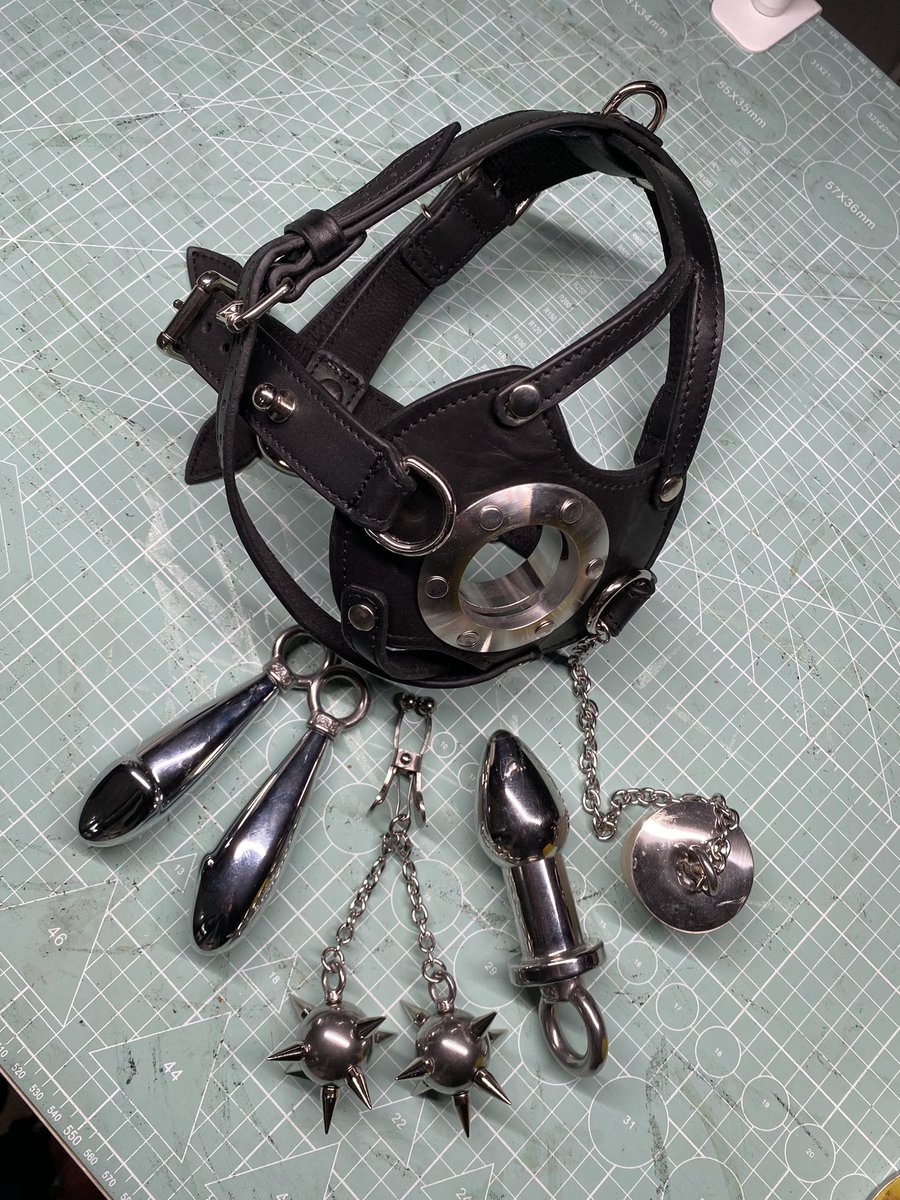 Leather74069151's tweet photo. 前几天某圈内知名人士问我，为什么不找点妹子摄影师好好拍照………。
我记录的是自己的爱好和真实，你们想看什么，关我屁事🖕 https://t.co/h9awcXuCa7