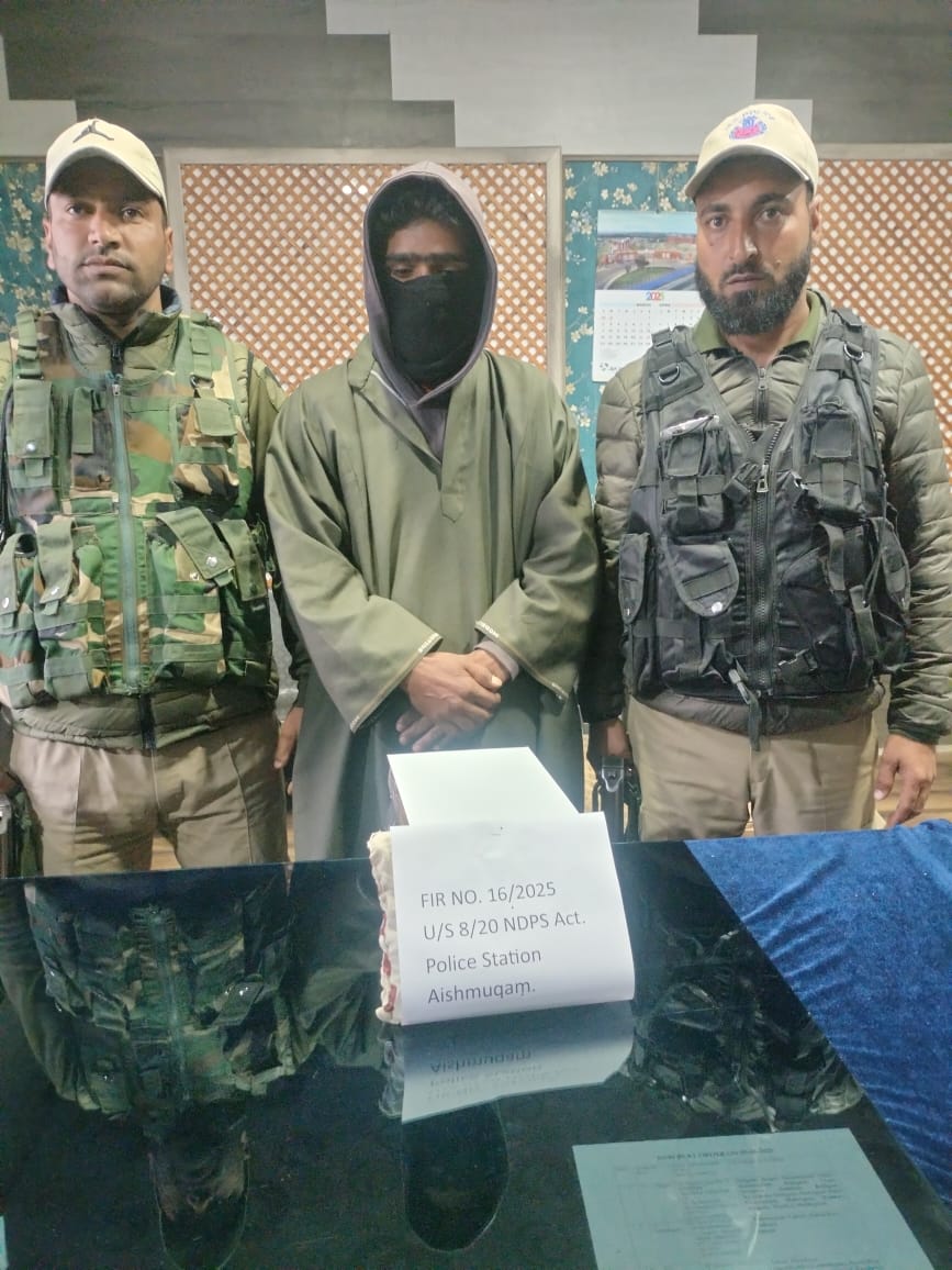 Anantnag Police apprehended a drug peddler at Ainoo crossing, Aishmuqam. 318g charas powder &amp; 72g charas-like substance recovered. FIR No. 16/2025 U/S 8/20 NDPS Act registered at PS Aishmuqam.
 #DrugFreeAnantnag #WarOnDrugs