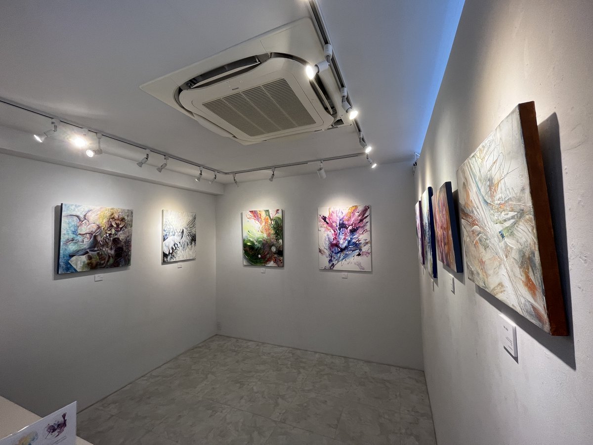 本部会場では
１階いとまる/Atelier Largo 2人展
２階逢蒼和希個展瞬き３-日々の瞬き、命の瞬き

２階では、
・スマホのお写真から描く
「犬猫似顔絵ドローイング（30分￥3,850）」
・お話を伺いながら抽象画を描く
「Your Color Drawing（15分￥2,200）」
も開催中。