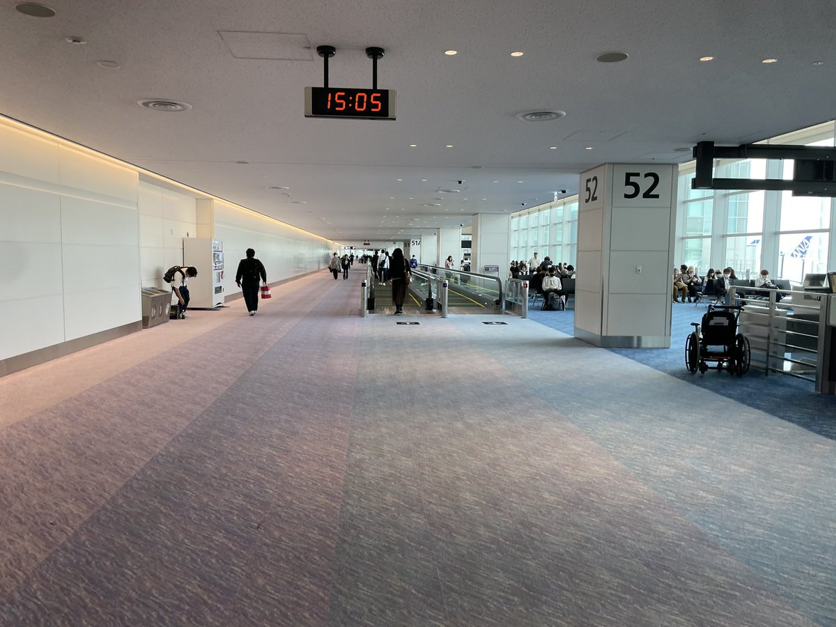 あれ？もしかして羽田空港拡張した？
前までサテライトだったけど、中から通じてる？
すげー新しい