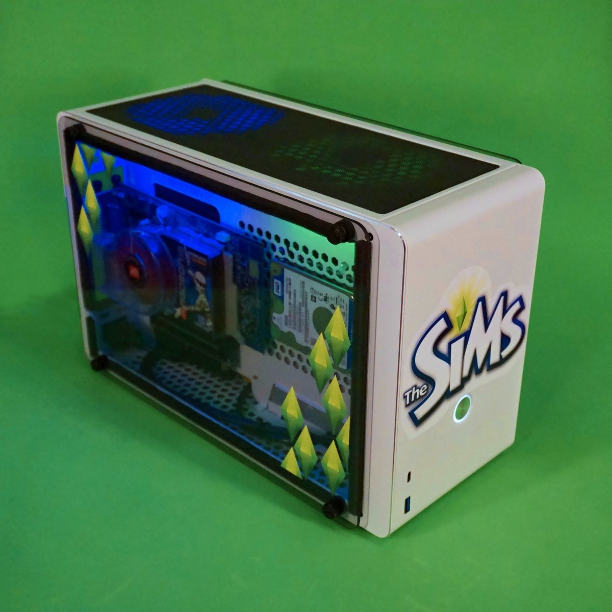 🤌You take a few parts from around the house, grab something from an auction on Aukro – and voilà, a "retro" PC is born! The main goal was to make it as small as possible, and since the graphics card is geared toward 2004, The Sims 2 was thematically chosen for the final visual.