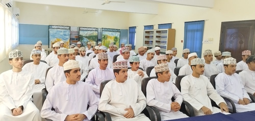 EduGovNBT2121's tweet photo. محاضرة بعنوان الأمراض المعدية (الإيدز والسل وإلتهاب الكبد الوبائي) من تقديم  الدكتور أحمد الحامدي أخصائي أول طب أسرة بمستشفى وادي حيبي لطلبة الصف(١٢) ضمن برنامج "تحت المجهر" للأمراض المعدية  بإشراف أسرة العلوم بالمدرسة وبحضور أ. خالد العيسائي المدير المساعد
#تعلم_مستدام https://t.co/z7pMEB0Tpn