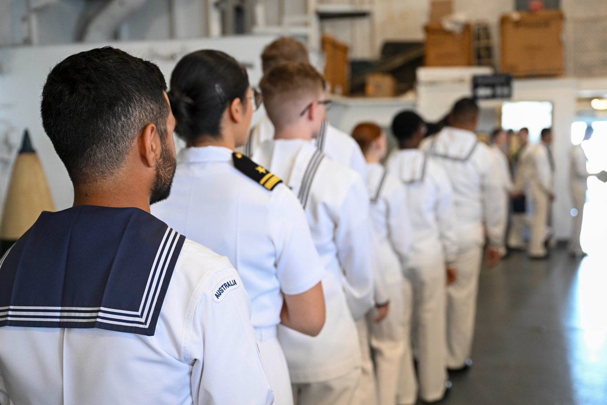 🇦🇺🇬🇧🇺🇸 The first group of students from the <a href="/Australian_Navy/">Royal Australian Navy</a> have graduated from the <a href="/USNavy/">U.S. Navy</a> Nuclear Power Training Unit (NPTU) in Charleston as part of the AUKUS trilateral security partnership.

⚓️The eight sailors and five additional officers trained alongside U.S. Navy