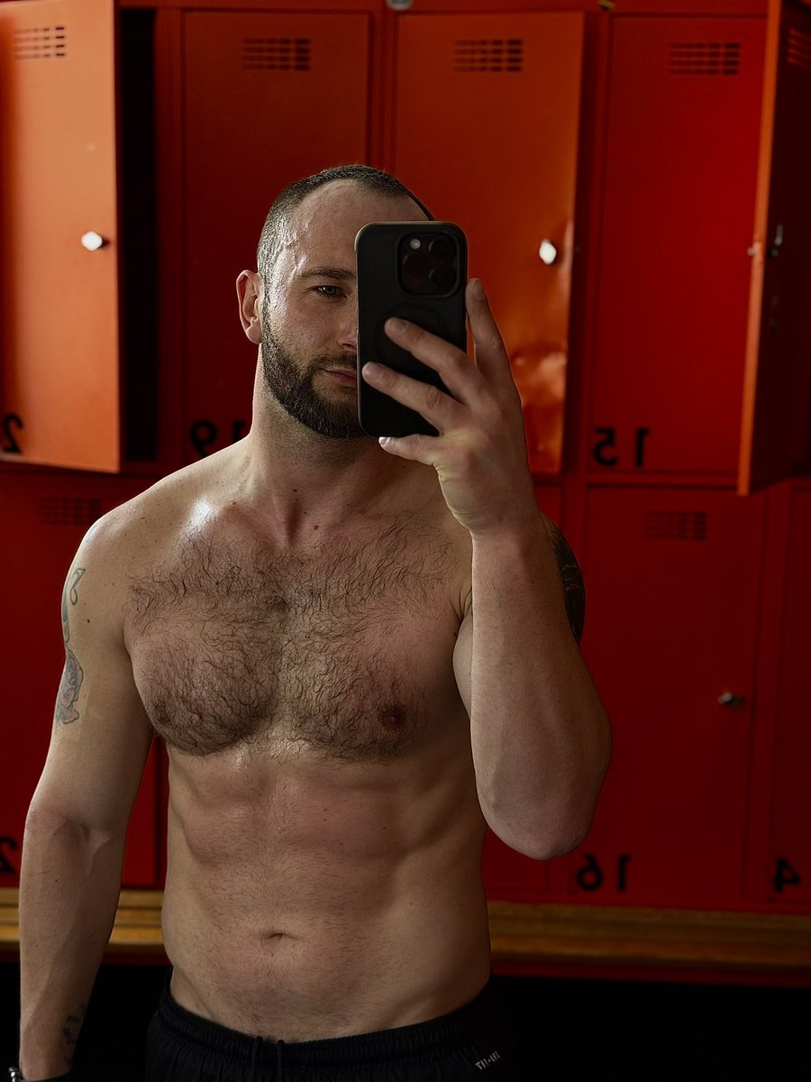 1 year on Twitter. 365 days, 12 bad takes, 7 viral tweets, and an unhealthy relationship with the refresh button. Here’s to more chaos in the timeline!