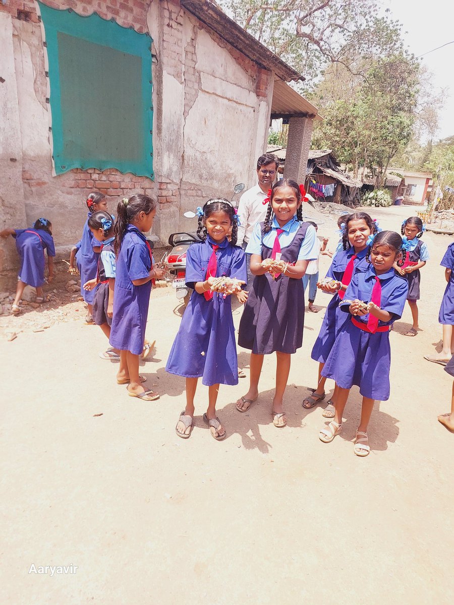 #EarthDay <a href="/Pankajamunde/">Pankaja Gopinath Munde</a> आज वसुंधरा दिनाच्या निमित्ताने शालेय परिसराची स्वच्छता करण्यात आली .