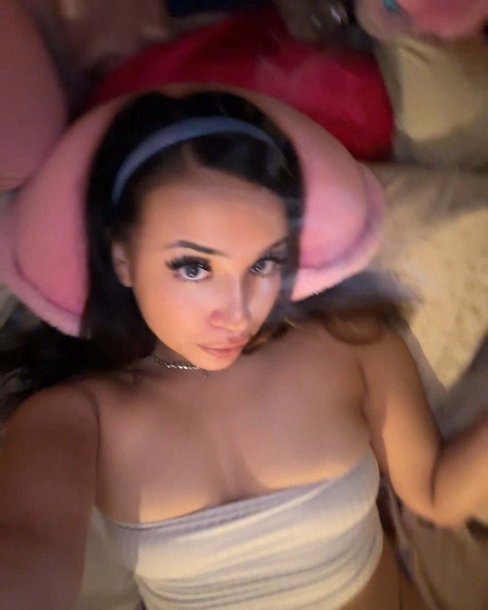 lachingonaa's tweet photo. it feels like a party when she touch my body 🎧 https://t.co/iZ56Jrmkxw