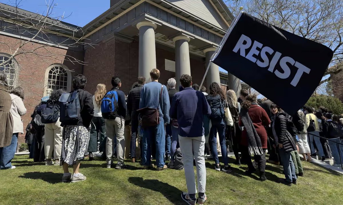 Trump yönetiminin 2,2 milyar dolarlık federal fonu dondurmasının ardından Harvard Üniversitesi, hükümete dava açtı.

Üniversite, fonların dondurulmasının hukuka aykırı olduğunu savunarak bu durumun eğitim, araştırma ve sağlık alanlarında olumsuz sonuçlar doğuracağını belirtti.