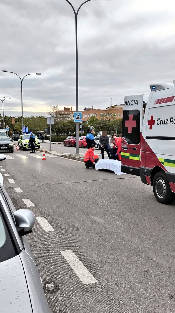 🚩 F. Fdez. Ochoa

Estamos interviniendo por atropello a una mujer de 42 años producido en un paso de peatones.

Cruz roja traslada a centro hospitalario con posible rotura de cadera
 <a href="/emergenciasCREM/">Emergencias CREM</a>

#Atestados investiga el accidente