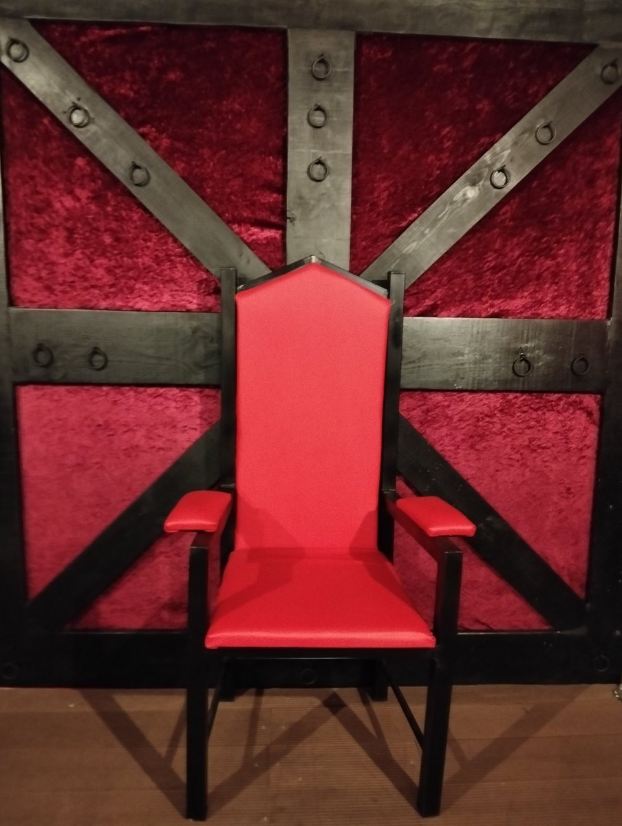 Este precioso trono hecho por Artesanía BDSM  estaba en la mazmorra de una buena amiga de esta casa, a partir de ahora seguirá cumpliendo su función en el Domus, esperamos que much@s de vosotr@s lo podáis disfrutar en nuestra / vuestra casa.