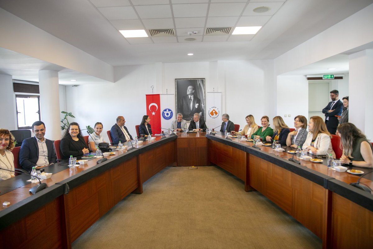 mustafagnyresmi's tweet photo. İzmir Ekonomi Üniversitesi ile örnek bir iş birliğine imza attık!

Güzelbahçe Belediyesi’ne bağlı Onur Günay Eğitim Kampüsümüzde, anaokulu çağındaki çocukların gelişimini destekleyecek özel bir protokol hayata geçirildi.

Bu iş birliği kapsamında;
🎨 Çocuklara yönelik gelişim odaklı projeler,
📚 Öğretmen ve ebeveynlere özel eğitim çalışmaları ve etkinlikler,
uzman akademisyenlerimizin katkılarıyla yürütülecek.

Miniklerin sosyal, duygusal, bilişsel ve psikolojik gelişimlerine bilimsel temelli katkılar sağlamak.
Geleceğe umutla bakan nesiller için birlikte çalışmaya devam ediyoruz! 🌱✨