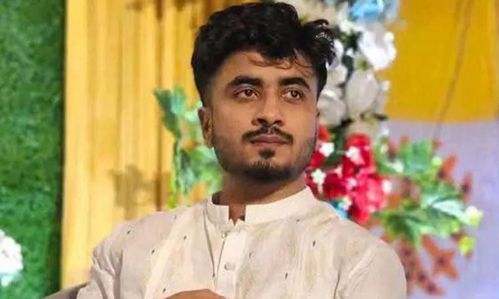 তাদের দেখে ‘হাসাহাসি’ করেছিল পারভেজ, দাবি করা দুই ছাত্রীকে শাস্তি