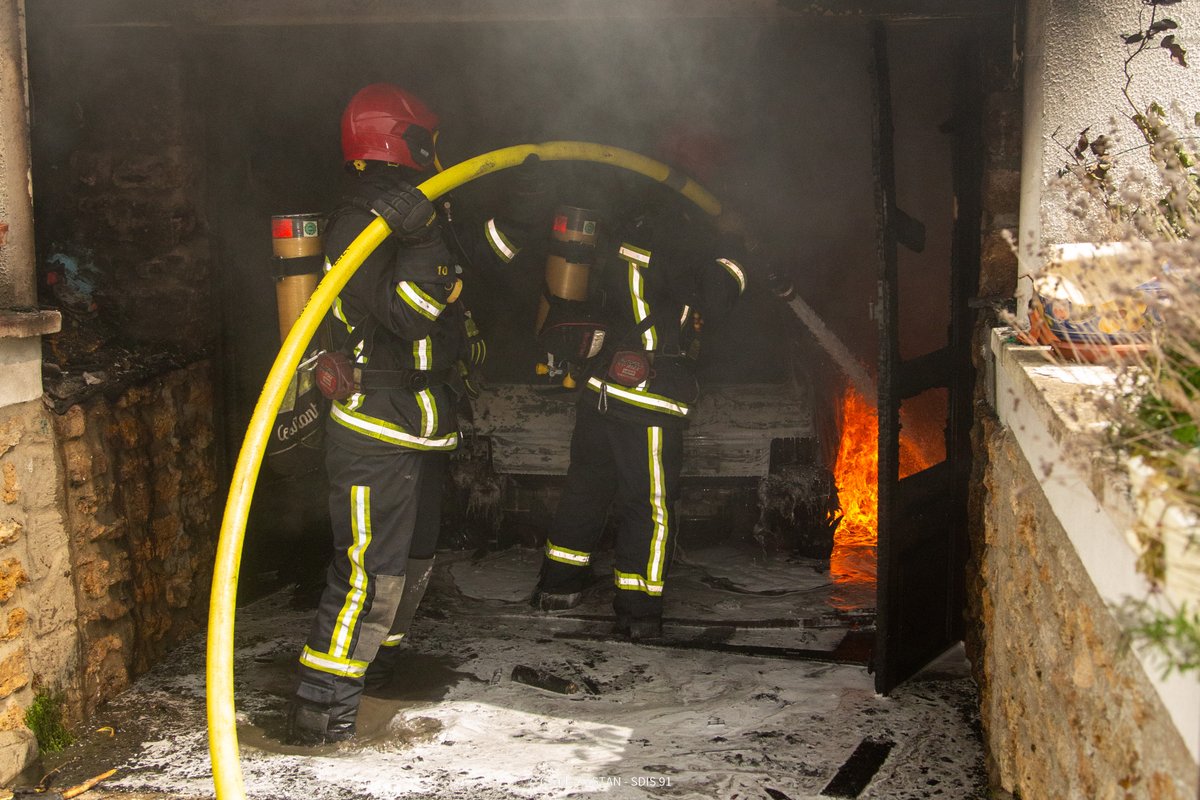 sdis91's tweet photo. #1semainedinterventions | Retour sur les interventions marquantes de la semaine :
🔥 Feu d'habitation individuelle à Brunoy (📸) : 2 victimes UR
🚗 AVP entre un utilitaire et une VL à Fleury-Mérogis : 2 UA et 2 UR
🆘 Un accident grave du travail à Mauchamp : 1 victime décédée https://t.co/vq1ZGm5N08