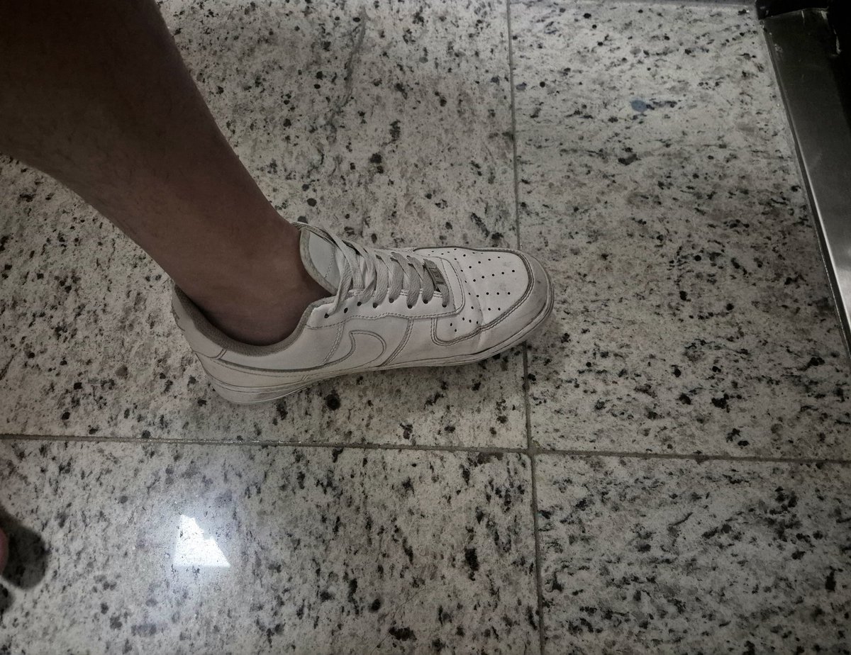 신발장 정리하다 옛날에 신던거 버리려하는데 갖고싶은 발노예 연락주셈
#신던신발 #신발판매 #발노예