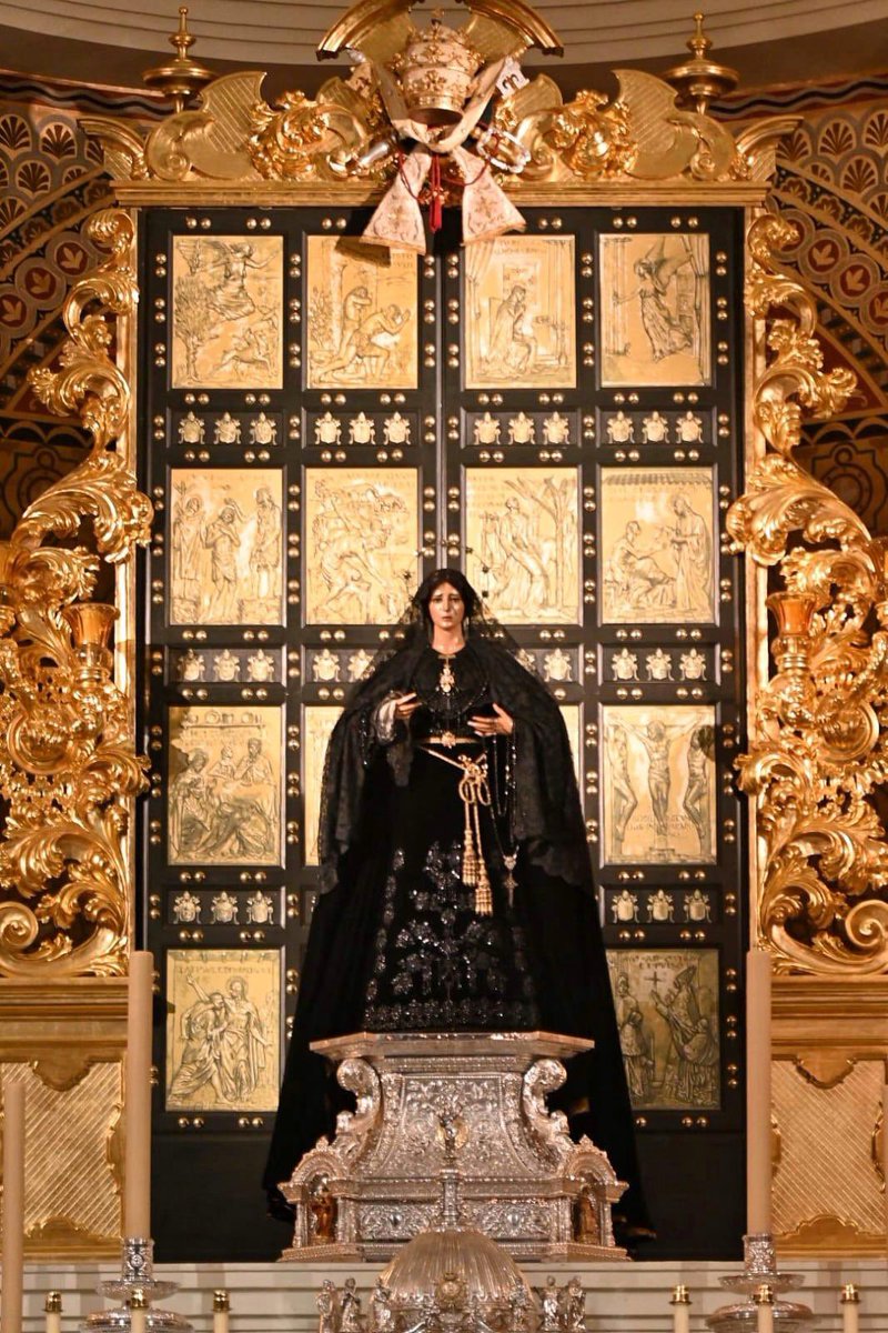 María Santísima de la Esperanza amanece vestida de luto por el fallecimiento del Papa Francisco.

La Archicofradía se une a las oraciones del Papa Francisco por el eterno descanso de su alma. 
📸 <a href="/FernandoRUIzNar/">Fernando Ruiz Narváez</a> 

#CofradíasMLG