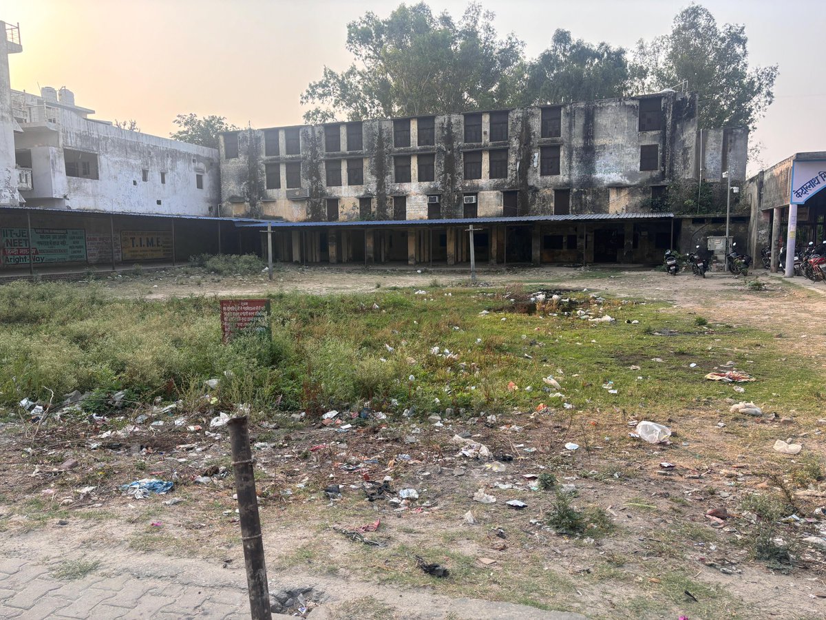 khushi_voice's tweet photo. Educational institutions are TEMPLE ❌
Educational institutions r TRASH BIN ✅
*KGK PG COLLEGE LINEPAR MORADABD
Where is Swaach Bharat?and why has no one noticed this yet? Young Students will become vulnerable to diseases. Urging Actions ASAP. @nagarnigammbd @DMMoradabad https://t.co/VXI0q0zma3