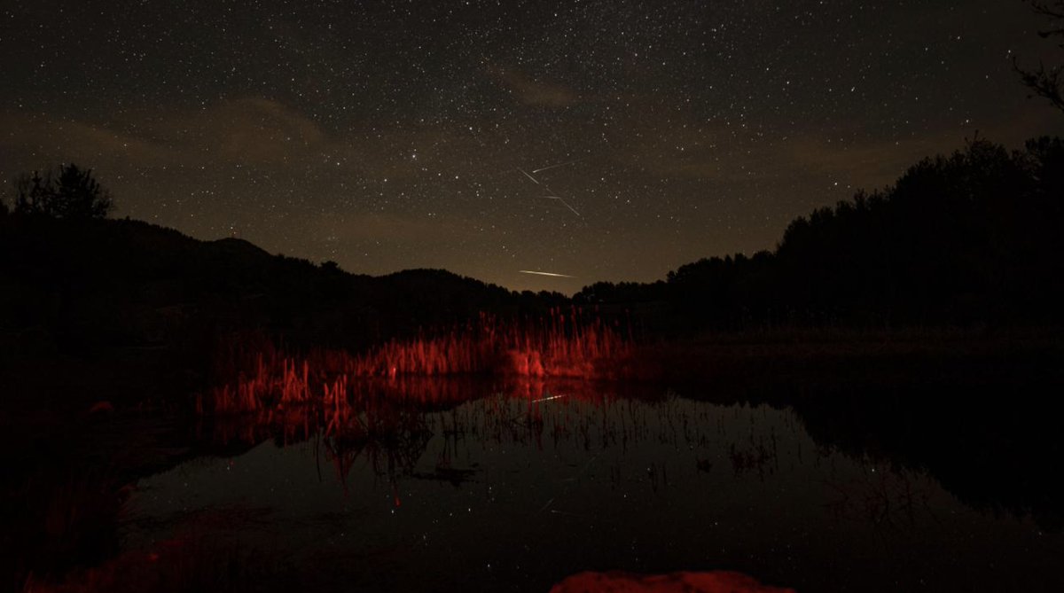 Dünyanın yörüngesi üzerinde ilerlerken Thatcher Kuyruklu Yıldızı’nın geride bıraktığı toz ve parçacıklara çarpmasıyla oluşan Lyrid meteor yağmuru, Ankara'nın Kızılcahamam ilçesinde bulunan Karagöl Jeositi'nde gözlemlendi.

(Fotoğraf: Muhammed Selim Korkutata)