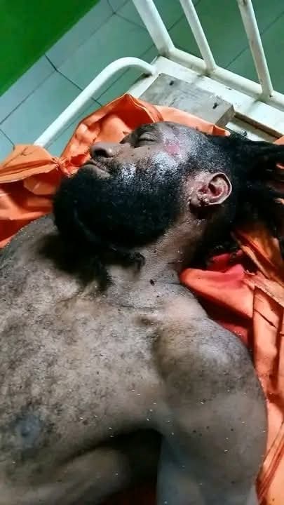 On Sat, Apr 19 at 16:47, Indonesian military (TNI) shot 28-year-old civilian Yulli Kalakmabin in Wanbakon Village, Pegunungan Bintang. He was on his way to visit his wife &amp; children. Shot in the spine, left for 2 days. Buried Apr 22 in Darikal

#papuaviral #westpapua