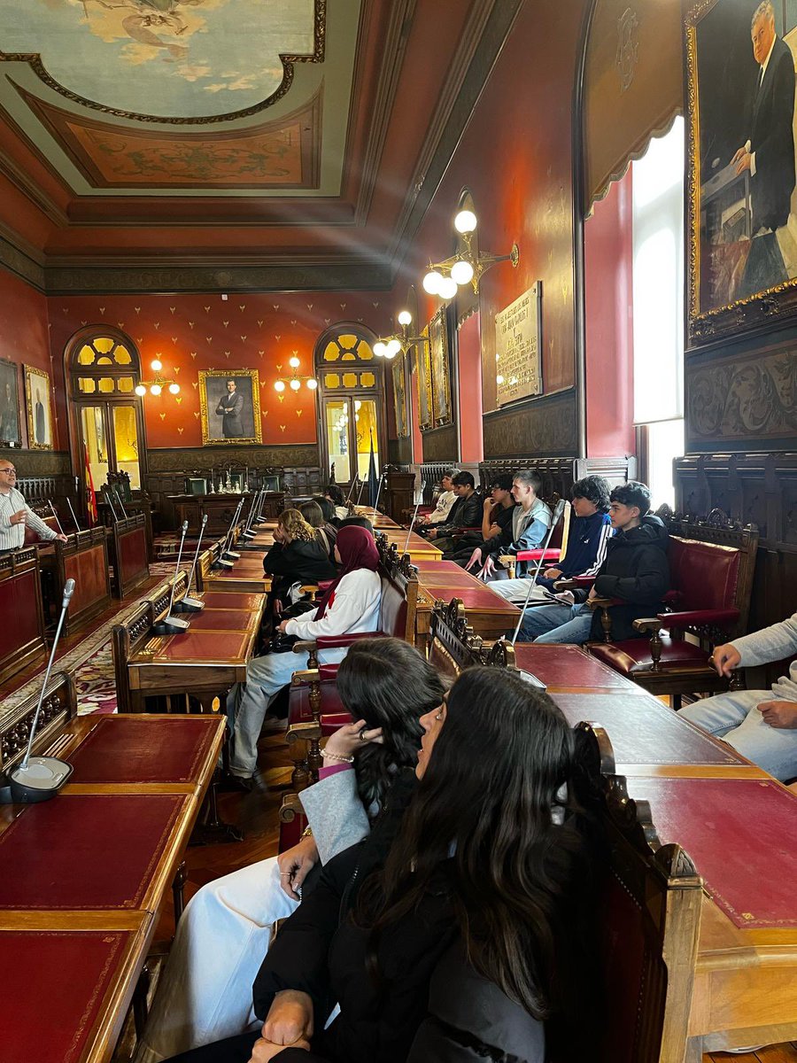 Hoy nuestros chicos de economía 💰 de 4° ESO y 1°Bachillerato han ido de visita a la Bolsa de Madrid 📈 Ha sido una experiencia muy interesante tanto para ellos como para las profesoras que los han acompañado.