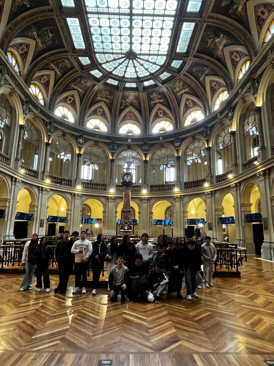 IesMMolina's tweet photo. Hoy nuestros chicos de economía 💰 de 4° ESO y 1°Bachillerato han ido de visita a la Bolsa de Madrid 📈 Ha sido una experiencia muy interesante tanto para ellos como para las profesoras que los han acompañado. https://t.co/ZjYjdBYN4l