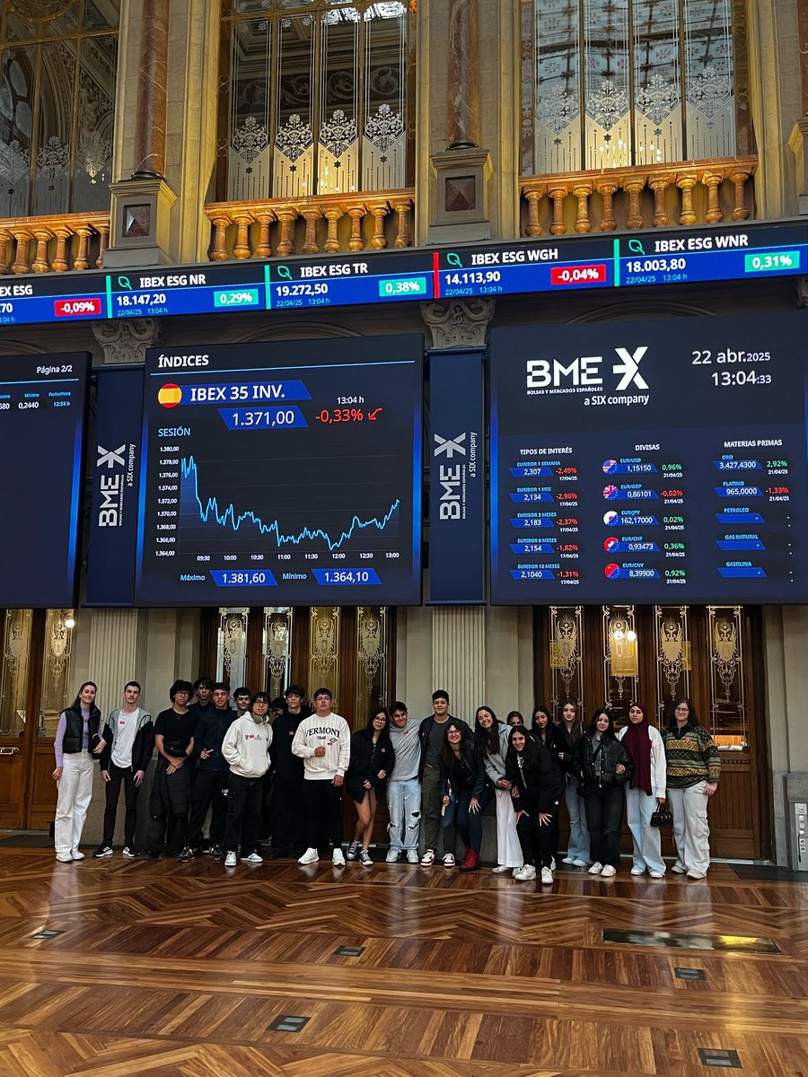 IesMMolina's tweet photo. Hoy nuestros chicos de economía 💰 de 4° ESO y 1°Bachillerato han ido de visita a la Bolsa de Madrid 📈 Ha sido una experiencia muy interesante tanto para ellos como para las profesoras que los han acompañado. https://t.co/ZjYjdBYN4l