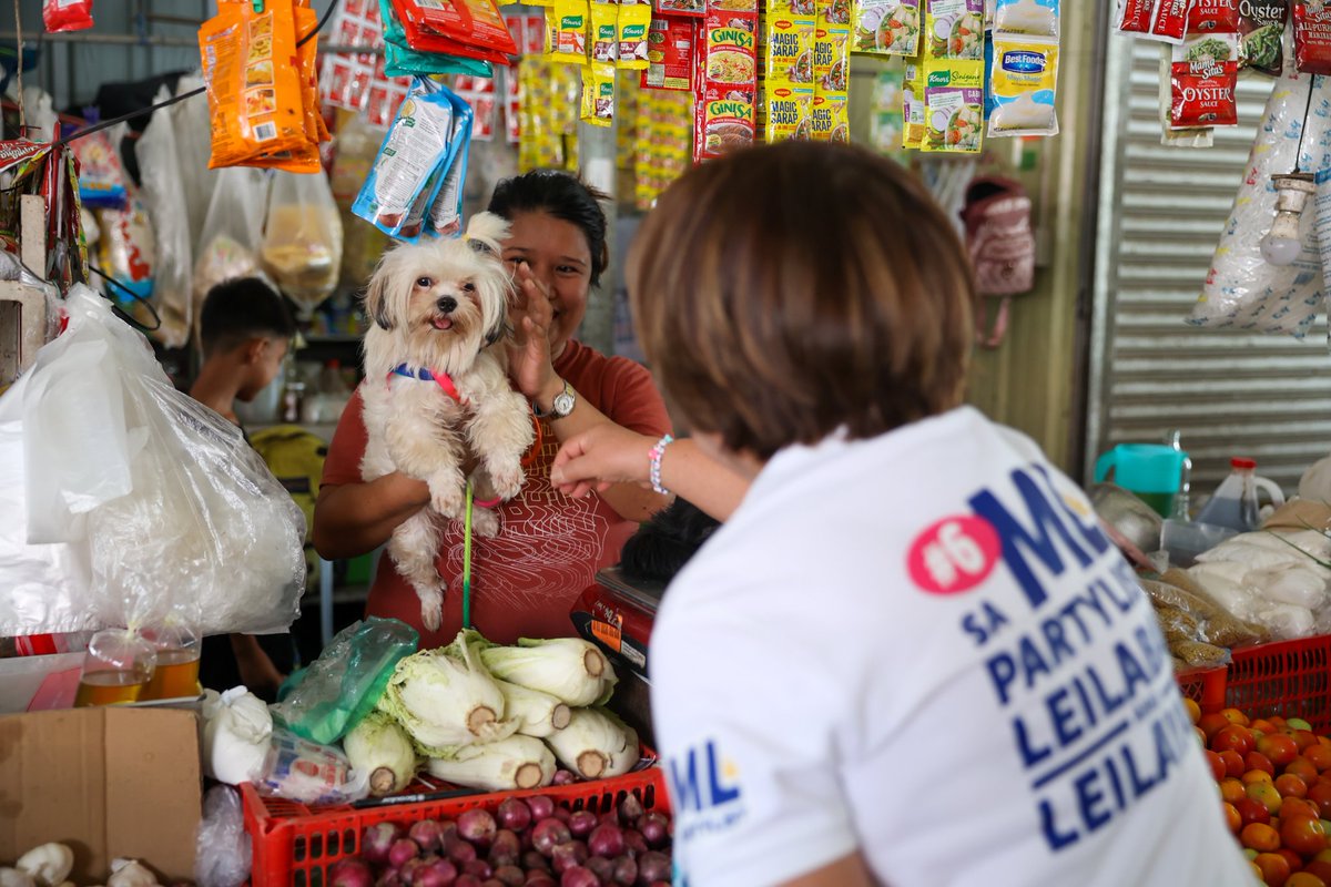 manayleila's tweet photo. Saw these cute paw helpers habang may palengke run ang ML Partylist sa Tobias Fornier Public Market! 🐶🐾

Mainit din ang salubong nila sa ML Partylist—walang tigil ang pagwagwag ng buntot! Mukhang sign na masaya silang makita tayo dito sa Antique.

#TaraML #6MLPartylist https://t.co/GHR2r2imb1