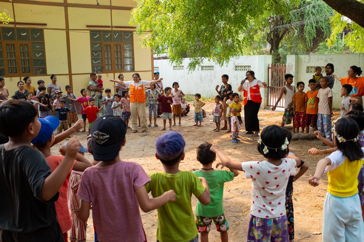 Mae elusennau DEC ym Myanar yn darparu gofal emosiynol i blant drwy weithgareddau grŵp sy'n cynnig sefydlogrwydd a chefnogaeth.

Mae'r sesiynau hyn yn helpu i leddfu'r ofn a'r ansicrwydd a achoswyd gan y daeargryn.

I gyfrannu: dec.org.uk/appeal/myanmar…