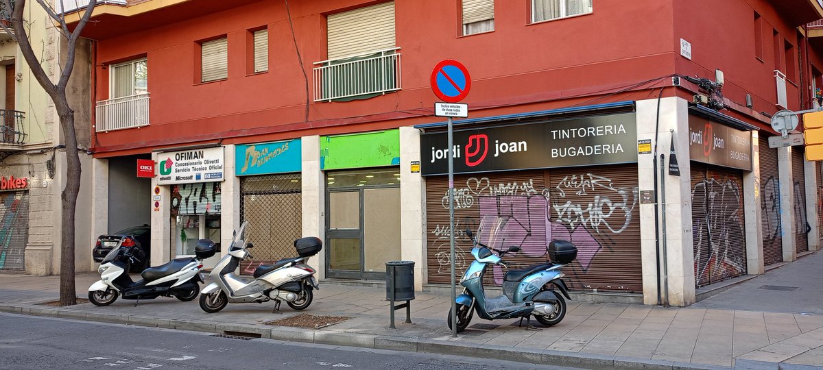 Davant el caos de 90.000 #motocicletes mal aparcades cada dia a #Barcelona, i la pressió de la ciutadania, l'Ajuntament es veu obligat a incloure a l'#APP "Barcelona a la Butxaca" el poder assenyalar on es produeix l'infracció de #motos aparcades a les voreres. <a href="/VLliures/">Voreres Lliures</a>