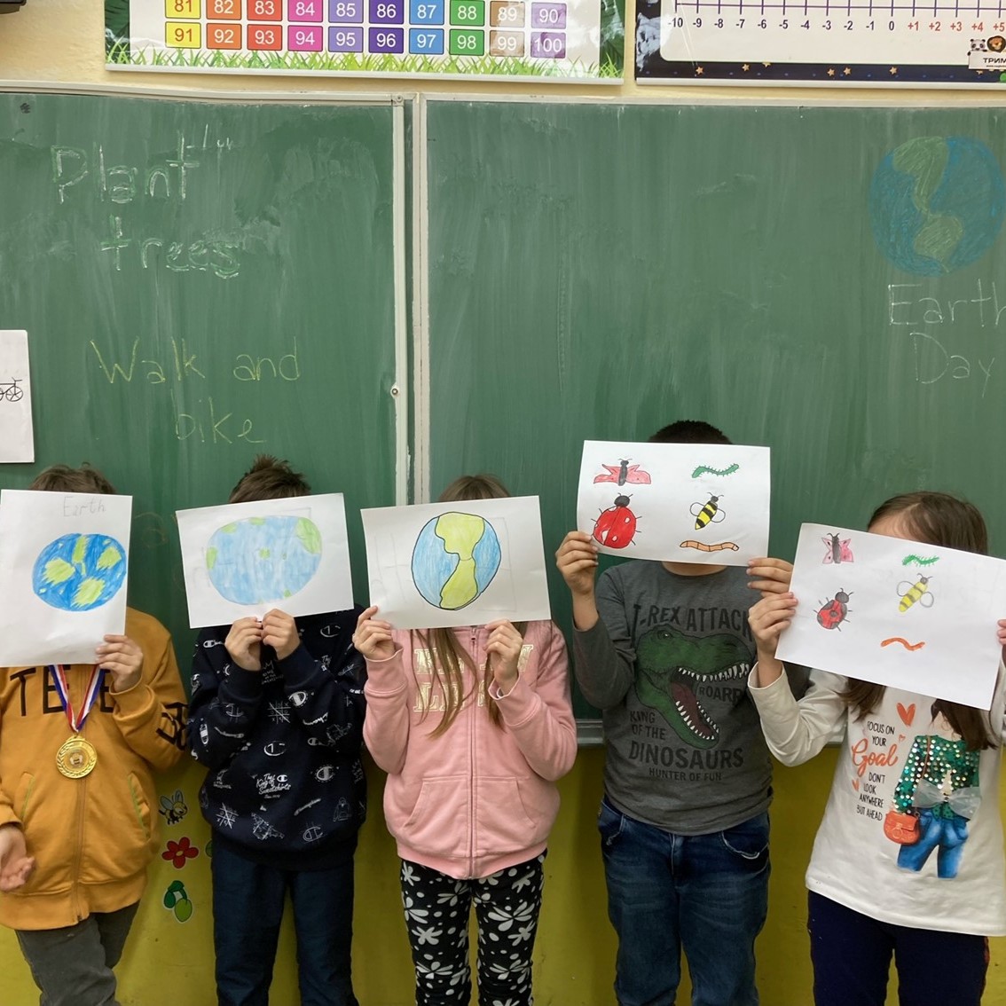 PeaceCorps's tweet image. It's #EarthDay! 🐘🌻♻️ Today we encourage everyone to come together and take action towards a healthier planet one community at a time. Let’s celebrate our planet! #PeaceCorps