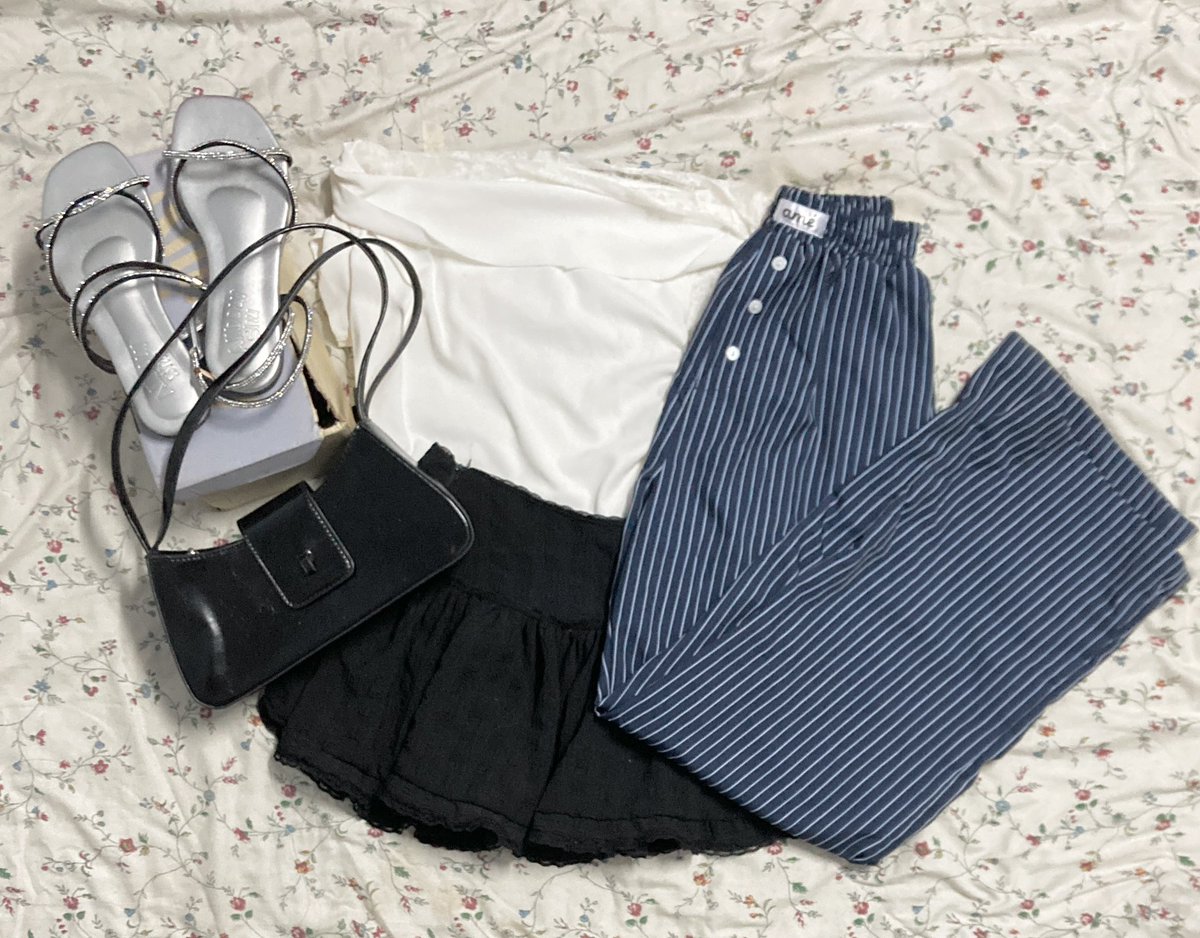 iimmykx's tweet photo. 🫧🛼 ส่งต่อเสื้อผ้ามือ1/2 🏄🏻‍♀️

👛 ส่วนใหญ่ไม่เกิน80 มีเยอะกว่าในรูปเยอะมากก💄✨

ค่าส่ง1-3 ตัว40/เหมาส่ง50 
รี+ปักลด5-.

🏖️ ลงวันนี้ 21.30 น. 🏖️

#ส่งต่อเสื้อผ้า #ส่งต่อเสื้อผ้ามือสอง #เสื้อผ้ามือสอง #โล้ะตู้เสื้อผ้า #เสื้อผ้ามือสอง https://t.co/7xTXnaHE3V
