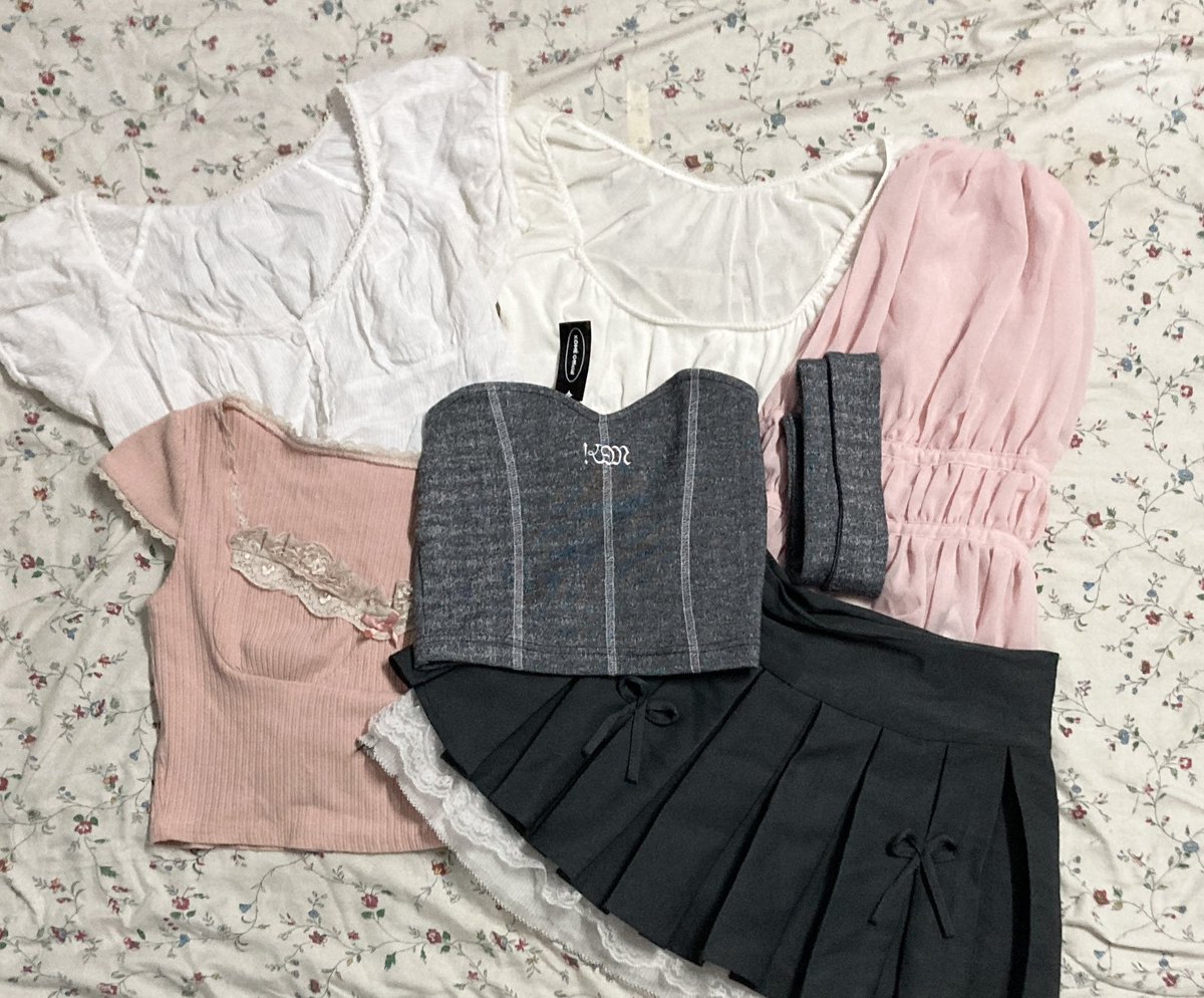 iimmykx's tweet photo. 🫧🛼 ส่งต่อเสื้อผ้ามือ1/2 🏄🏻‍♀️

👛 ส่วนใหญ่ไม่เกิน80 มีเยอะกว่าในรูปเยอะมากก💄✨

ค่าส่ง1-3 ตัว40/เหมาส่ง50 
รี+ปักลด5-.

🏖️ ลงวันนี้ 21.30 น. 🏖️

#ส่งต่อเสื้อผ้า #ส่งต่อเสื้อผ้ามือสอง #เสื้อผ้ามือสอง #โล้ะตู้เสื้อผ้า #เสื้อผ้ามือสอง https://t.co/7xTXnaHE3V