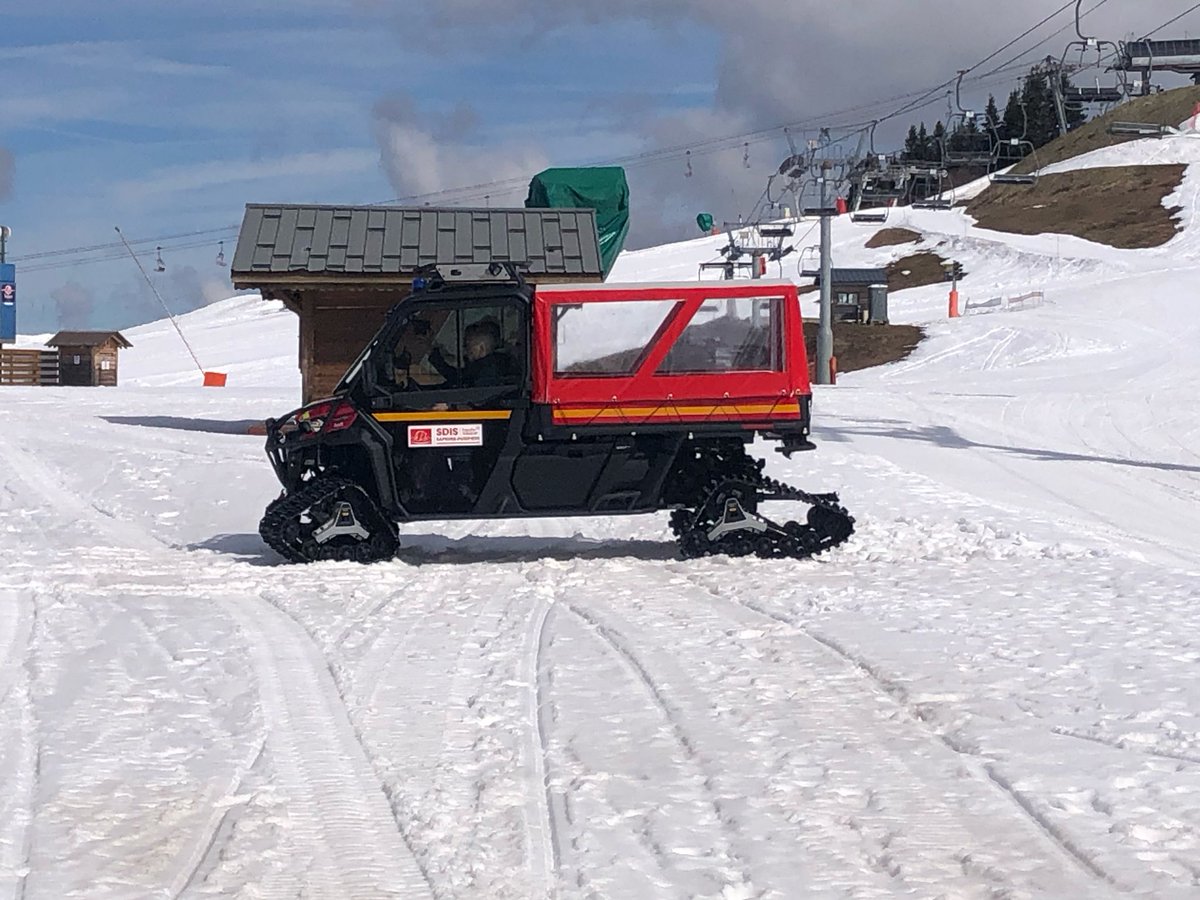 SDIS_74's tweet photo. Ce matin, une #ULS a été remise aux sapeurs-pompiers de Morzine.
➡️ Pensée pour le secours en moyenne montagne, cette ULS maniable et polyvalente renforce l’efficacité des équipes sur un secteur aux accès parfois complexes.
Un atout pour la sécurité des habitants et vacanciers ! https://t.co/cLvph7Aex3