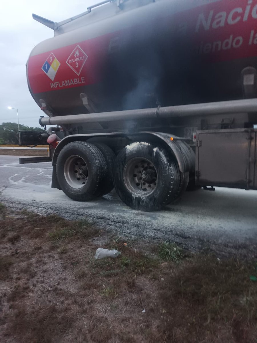 ⚠️🔥🚛 #NoticiasViales (22/04) #Carabobo Controlado incendio en vehículo de carga pesada que contenía combustible. El hecho ocurrió en la autopista Regional del Centro, con sentido #Maracay hacia #Valencia, específicamente en el kilómetro 139. #22Abr 

Info: <a href="/fuego_oficcial/">🔥 O ⅁ Ǝ ∩ Ⅎ 🔥</a>