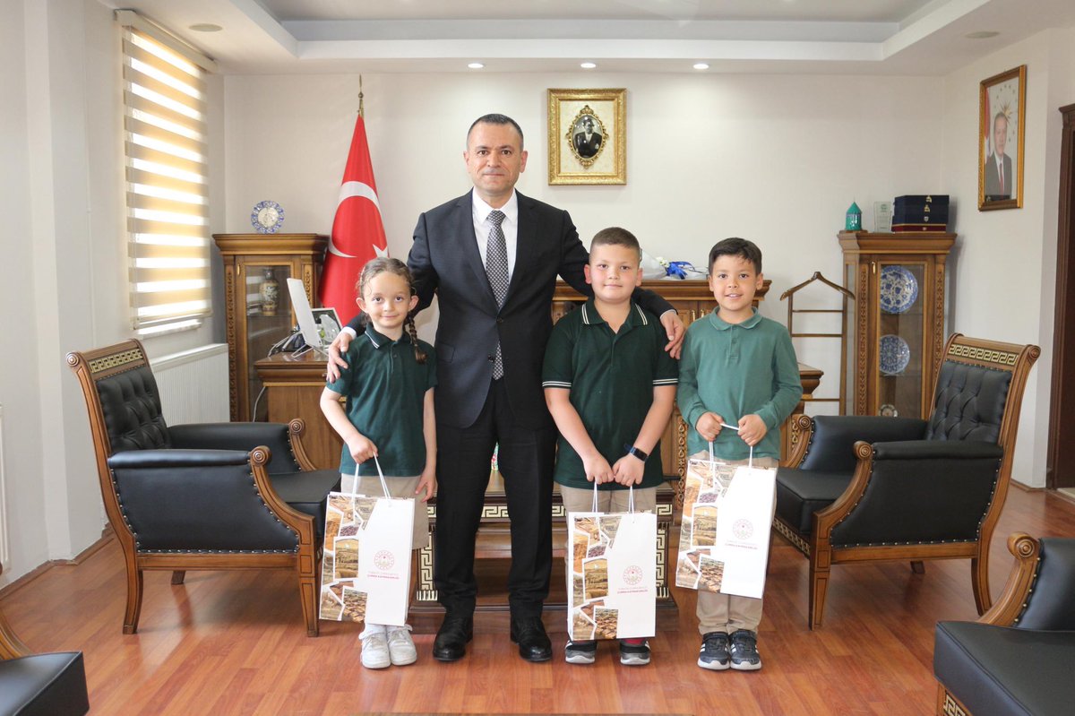 cumrakaymakamlk's tweet photo. 23 Nisan Ulusal Egemenlik ve Çocuk Bayramı münasebetiyle, Çumra Şehit Koçak İlkokulu 2. Sınıf öğrencileri, öğretmenleri eşliğinde, Kaymakamımız Muhammet Fuat TÜRKMAN’ı ziyaret ederek, temsili olarak kaymakamlık koltuğunu devraldılar. https://t.co/aTiaBSecvr