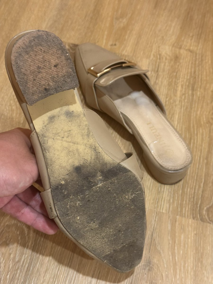 護理師妹子看來要長期踩著我的精液了
以後要乖乖的喔

分享貼文來找我領臉照👍👍
（臉照有部分碼掉～