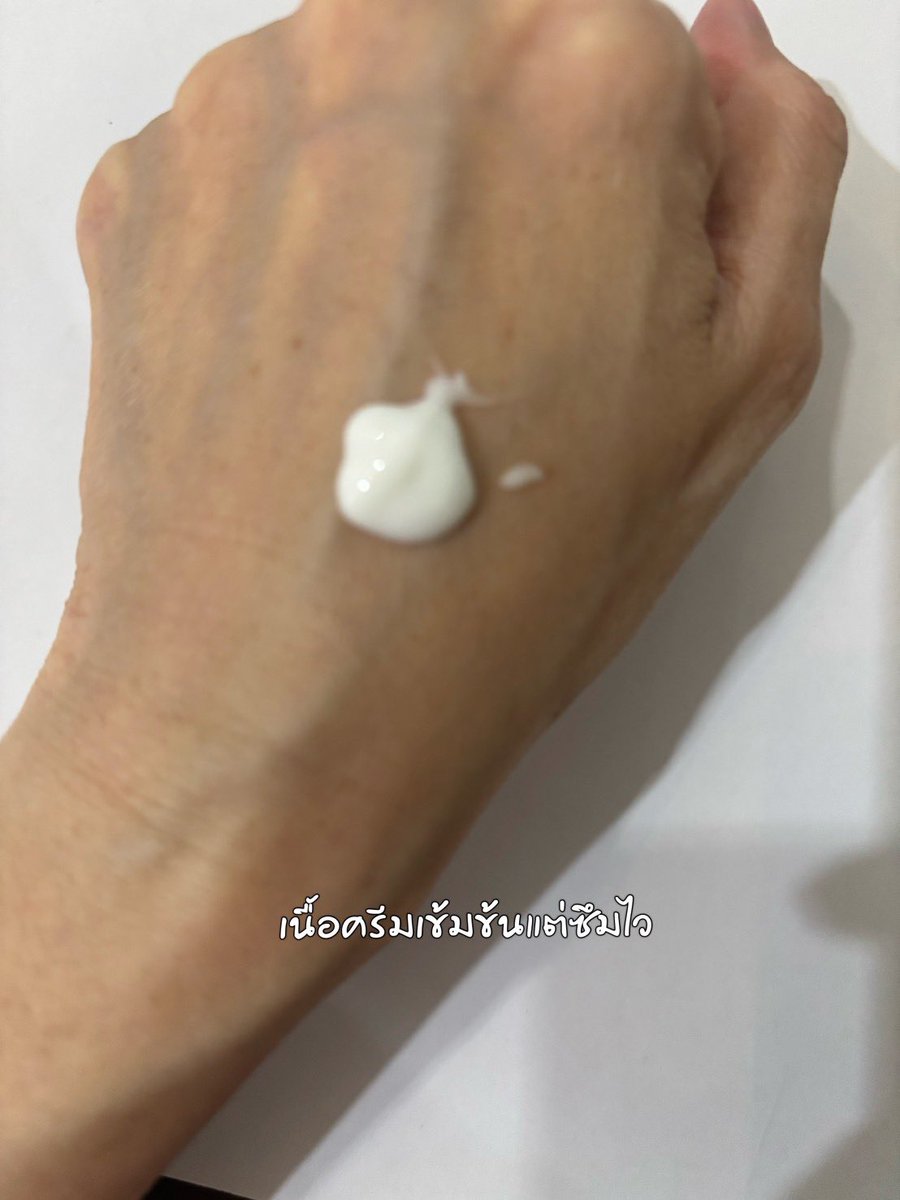 เมื่อก่อนร่องแก้มดูไม่จืด อาศัยเลเซอร์ยกกระชับช่วย ไม่อยากหน้าแก่กว่าวัย🥲 แล้วยิ่งมาใช้คู่กับ Eucerin Epicelline® Serum ร่องแก้มตื้นขึ้นแบบเห็นชัด แล้วตัวนี้ทาง Eucerin เค้าทำการวิจัยจริงจังเรื่อง Epigenetics ที่ส่งผลต่อการเกิดปัญหาผิวแก่ถึง 15 ปี!! (นานมาก) เลยเป็นเซรั่มที่เก่งมากที่ช่วยที่จัดการ 10 สัญญาณแห่งวัยระดับเซลล์ผิวได้ นี่ใช้มาเดือนนึง บอกเลยน้องลดริ้วรอยโคตรเก่ง ผิวแน่นเฟิร์มขึ้นจริง💪🏻