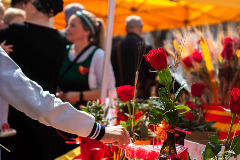 #SantJordiTGN | 🌹 📖 Sant Jordi tornarà a omplir Tarragona de literatura i roses aquest dimecres.

👉 La Rambla s’engalanarà amb motiu de les 132 parades de llibres i roses i la ciutat gaudirà d'un ampli ventall d'activitats culturals.

ℹ️ f.mtr.cool/mibfmllxuv
