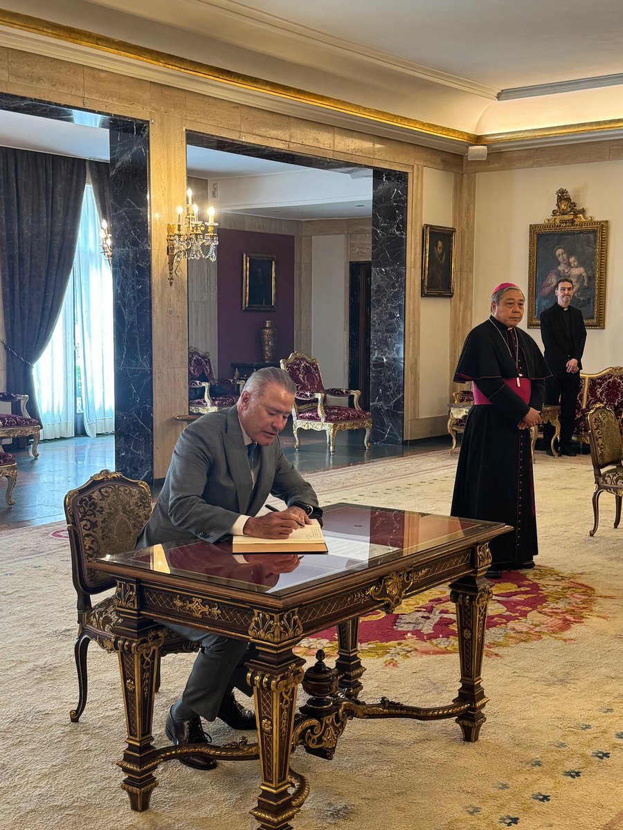 Embajada de México en España (@embamexesp) on Twitter photo 🇲🇽🇪🇸🇻🇦 El embajador de México en España, <a href="/QuirinoOC/">Quirino Ordaz Coppel.</a>, acudió a la sede de la Nunciatura Apostólica en Madrid para firmar el libro de condolencias por el sensible fallecimiento de S.S .el papa Francisco <a href="/Pontifex/">Pope Leo XIV</a> ✝️🕊️🖤 en presencia del nuncio monseñor Bernardito Cleopas Auza 🇲🇽🇪🇸🇻🇦 El embajador de México en España, <a href="/QuirinoOC/">Quirino Ordaz Coppel.</a>, acudió a la sede de la Nunciatura Apostólica en Madrid para firmar el libro de condolencias por el sensible fallecimiento de S.S .el papa Francisco <a href="/Pontifex/">Pope Leo XIV</a> ✝️🕊️🖤 en presencia del nuncio monseñor Bernardito Cleopas Auza