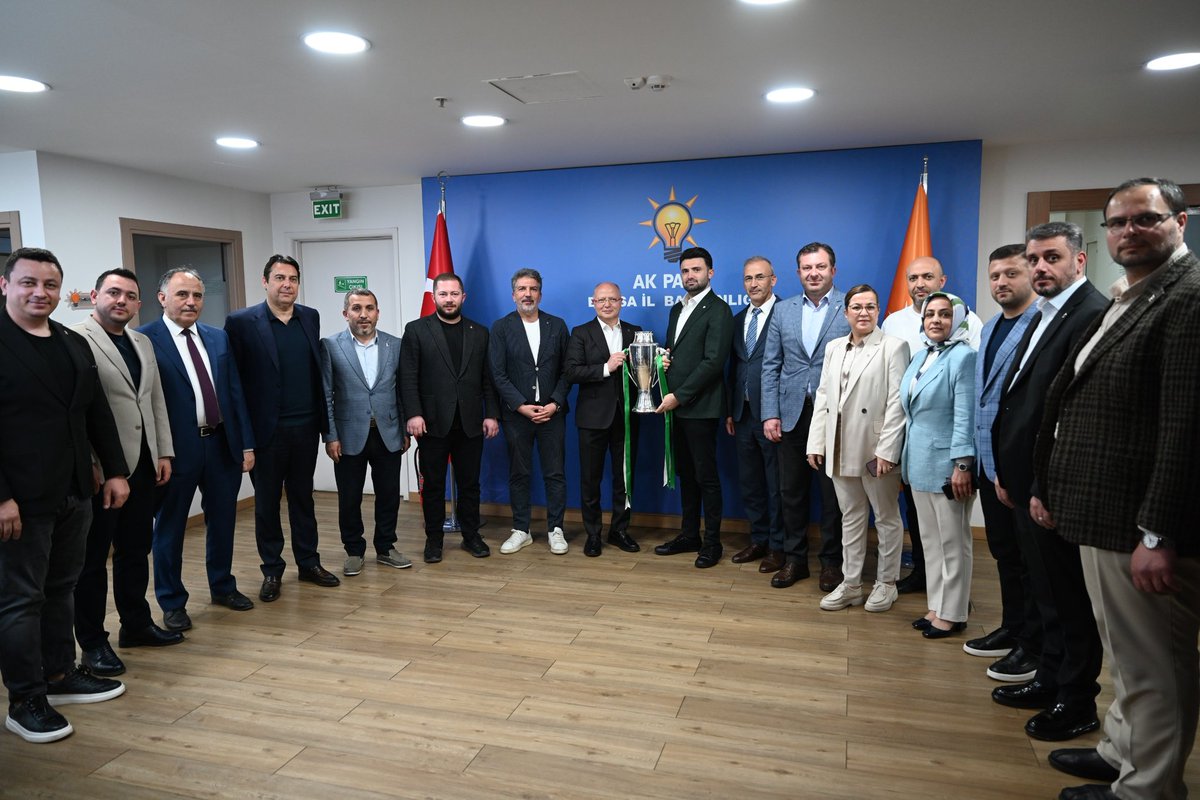davutgurkan's tweet photo. Şehrimizin gururu Bursasporumuzun değerli başkanı Sayın Enes Çelik ve yönetimini şampiyonluk kupasıyla ağırlamak, bizlere tarifsiz bir sevinç ve gurur yaşattı.

Bu kupa; inancın, mücadelenin ve şehre olan sevdanın nişanesi…

Şehrine inanan, takımına sahip çıkan ve yeniden dirilişin öncüsü olan başkanımıza, yönetimine, futbolcularımıza ve büyük taraftarımıza teşekkür ediyorum. Bu başarı, sadece bir başlangıç. Nice zaferler seninle olsun Bursasporum!

@BursasporSk 
@EnsCelik16