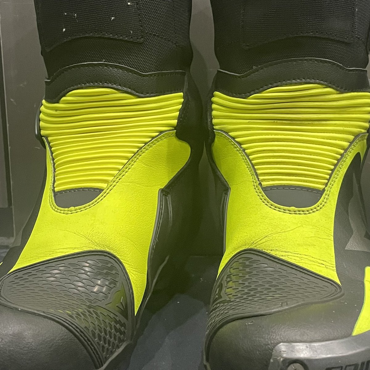 ブーツって汚れが落ちにくい…
特にジャバラのところとか…
黒ずんできたら
せっかくの蛍光色が台無し…
でもネットで買ったコレ‼️
めっちゃ落ちる‼️👌
ROSY LILYのシューズシャンプー🧴
豚毛のブラシもついて水要らず。
画像、伝わり辛い…😭