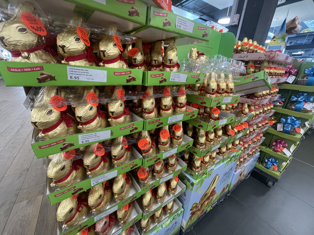 キリスト教の復活祭イースター前にチョコレートのうさぎたちが大量に売り出され、イースターが終わったとたん投げ売りされるという恵方巻き現象がスイスでも起こってるわけですが、「食品ロスがー」「サステナビリティがー」とか言うチョコレート企業さんはこの過剰供給をまずなんとかしたほうがいいと