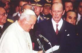 "El Papa Francisco se juntaba con dictadores y violadores de DDHH, no es como San Juan Pablo II..."

San Juan Pablo II: