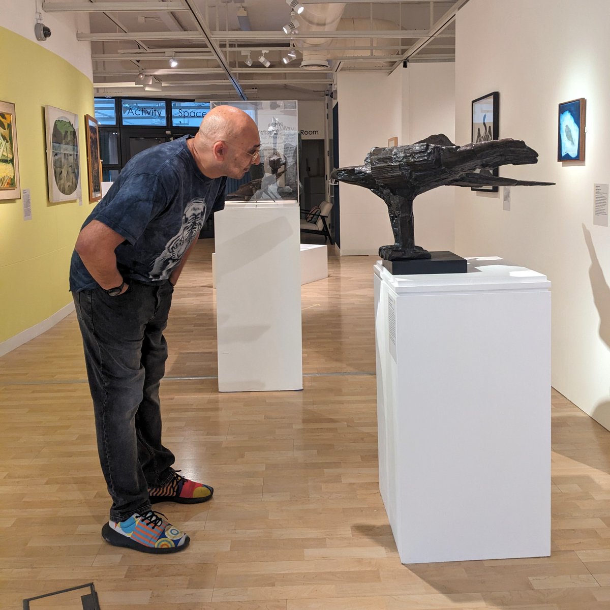 🚨Final weekend🚨 to visit Wings, Heads, Legs &amp; Hidden Gems: Beyond the Canvas at Rugby Art Gallery. Read my full review for <a href="/worldofFAD/">FAD Magazine</a> &amp; plan your visit now:
fadmagazine.com/2025/04/17/win… #LondonArtCritic