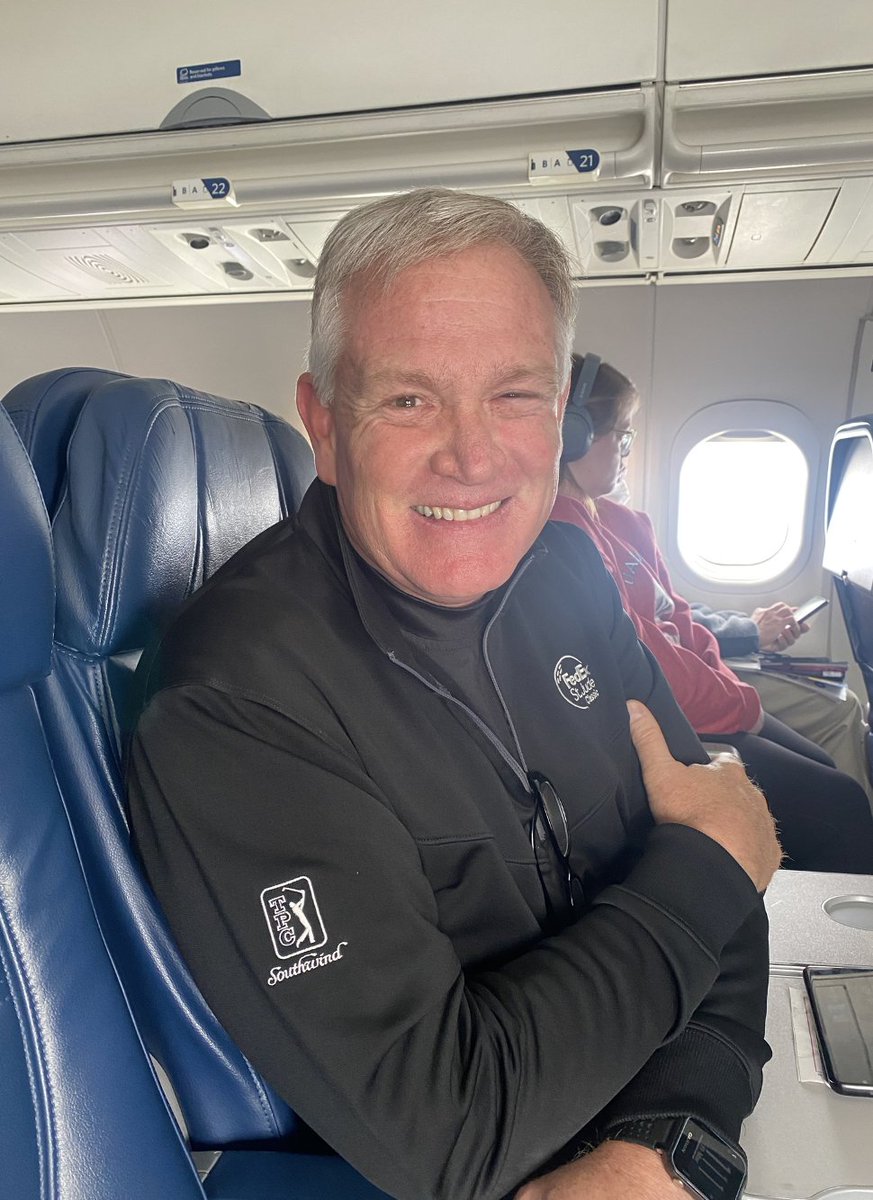 I didn’t plan to cry on a plane.
But then I met John.
🎧 Hope from 30,000 Feet is live now.
You can listen below or wherever you get your podcasts.
buzzsprout.com/1962262/episod…

#Podcast #Storytelling #Hope #Leadership #HumanConnection