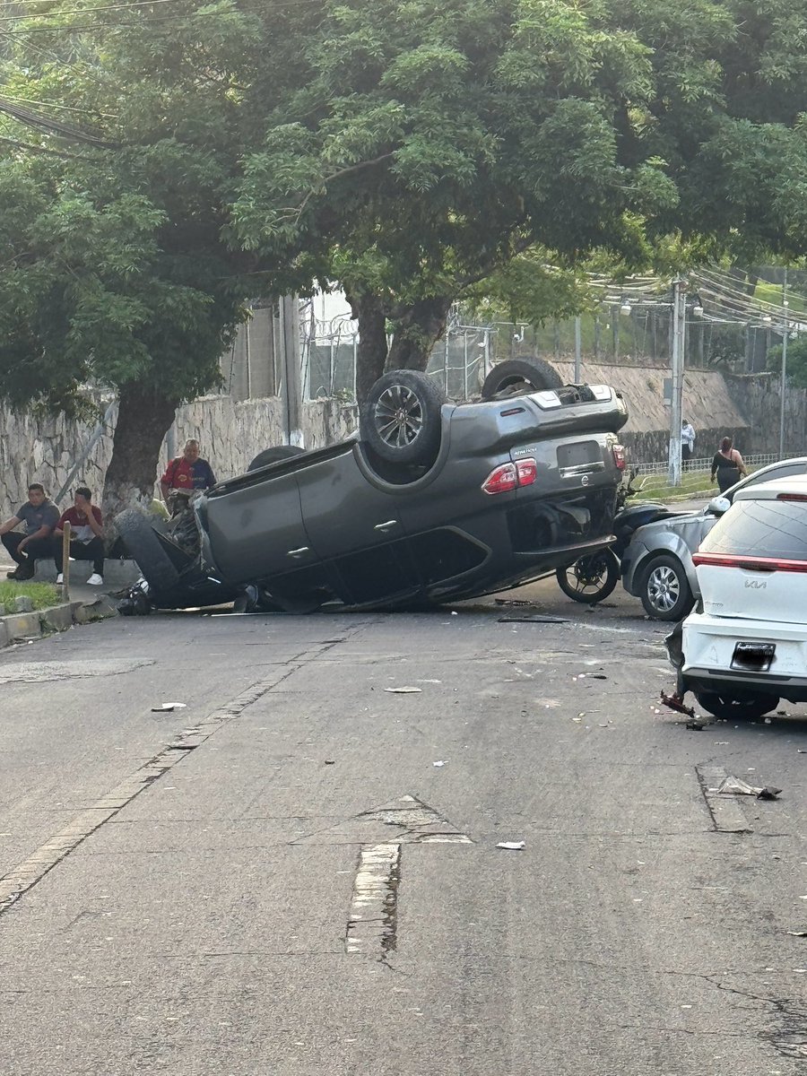 ESF1Fan's tweet photo. #TraficoSV Precaución al circular en Calle Loma Linda. Bloqueado el tráfico en ambos sentidos⚠️ https://t.co/Dc1TeknZ6i