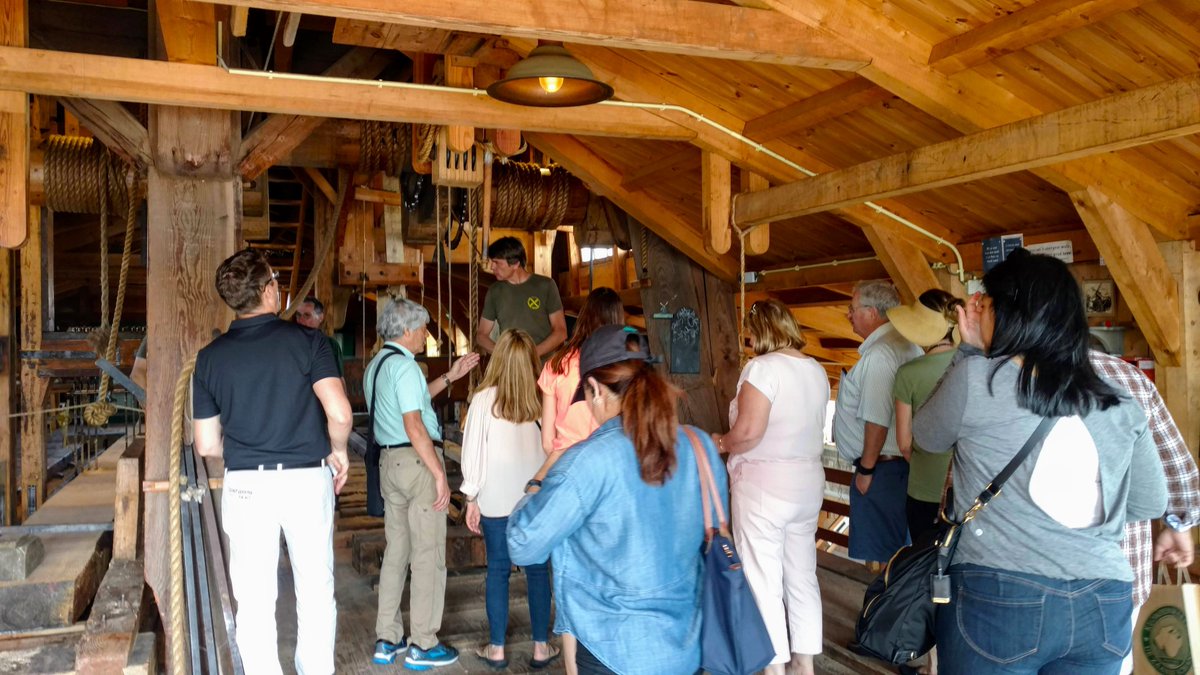 Have you ever been inside a windmill? Would you like to? Book one of our professional tour guides now and take a look behind the scenes of the typical Dutch landscape! 😍📸

#keukenhof #tulipseason #amsterdam #tourguide #tour #excursion #hollandexperience #happyguiding