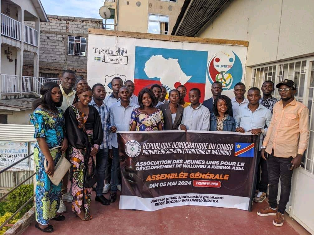 DavidAjabu2's tweet photo. #RDC #INDIGNATION: Le 05.05.2025 ça va bientôt faire une année depuis que notre ASBL @AjudewaAsbl  avait organisé sa toute première ASSEMBLÉE GÉNÉRALE à BUKAVU.
Très juvénile grande est notre tristesse  de vous exprimer notre profonde indignation face aux conséquences funestes de la guerre ici à l'Est qui a profondément affecté notre capacité à réaliser le programme que nous avions pourtant prévu pour cette année.

Nous avions mis en place un ensemble d'activités visant à promouvoir la culture locale,soutenir les jeunes sans distinction offrir des formations,etc.
Des initiatives qui étaient non seulement essentielles pour le développement de notre communauté, mais elles représentaient également un espace de partage et de solidarité.

Malheureusement, cette guerre a non seulement perturbé notre organisation logistique, mais elle a également mis en péril la sécurité de nos membres et bénéficiaires. De nombreux participants ont dû fuir leurs foyers, et les ressources financières et matérielles se font de plus en plus rares. Notre équipe se retrouve depuis quelques mois dans l'incapacité de mener à bien nos projets, malgré notre détermination et notre engagement.

Les conséquences de ce conflit vont au-delà de notre association ; il touche directement les vies de nombreuses personnes qui aujourd'hui ont vraiment besoin d'une assistance humanitaire, un appel que nous lançons à madame la ministre des affaires sociales en République démocratique du Congo madame NATHALIE AZIZA.
 
LA GUERRE N'EST PAS BONNE !
Dans un pays comme le nôtre où tant de personnes souffrent , il est essentiel de continuer à œuvrer pour la paix et la cohésion sociale.

Au Président de la république FÉLIX TSHISEKEDI @Presidence_RDC , à  @AssembleeNatRDC  , à la @PrimatureRDC  au @senatrdc , nous sommes convaincus que notre voix sera entendue, soutenons sans relâche ni complaisance toutes initiatives menées , favorisant un retour à un climat de paix qui permettra à des structures comme la nôtre de reprendre leur activité.

Nous vous remercions de l’attention portée à notre message.
@CivuadiKalanga @aminata_kasa @MuadiLaeticia