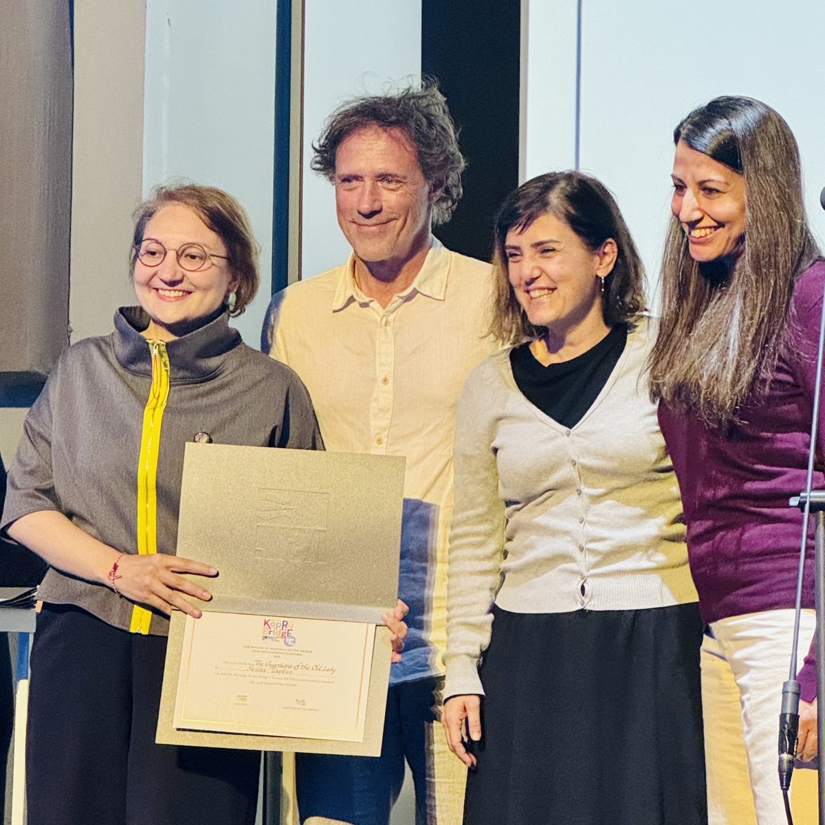 ArteKino (@arte_kino) on Twitter photo Félicitations ! à Selda Taşkın pour le Prix <a href="/Arte_Kino/">ArteKino</a> International remis à son projet GUARDIANS OF THE OLD LADY au <a href="/ist_filmfest/">İstanbul Film Festivali</a> dans le cadre des <a href="/koprudebulusma/">Köprüde Buluşmalar / Meetings on the Bridge</a>
Productions <a href="/sezzfilm/">Sezzfilm</a> (Sezgi Üstün San) & <a href="/Gokceisiltuna/">Gokce Isil Tuna</a> (Motiva Film)
#Cinéma Félicitations ! à Selda Taşkın pour le Prix <a href="/Arte_Kino/">ArteKino</a> International remis à son projet GUARDIANS OF THE OLD LADY au <a href="/ist_filmfest/">İstanbul Film Festivali</a> dans le cadre des <a href="/koprudebulusma/">Köprüde Buluşmalar / Meetings on the Bridge</a>
Productions <a href="/sezzfilm/">Sezzfilm</a> (Sezgi Üstün San) & <a href="/Gokceisiltuna/">Gokce Isil Tuna</a> (Motiva Film)
#Cinéma