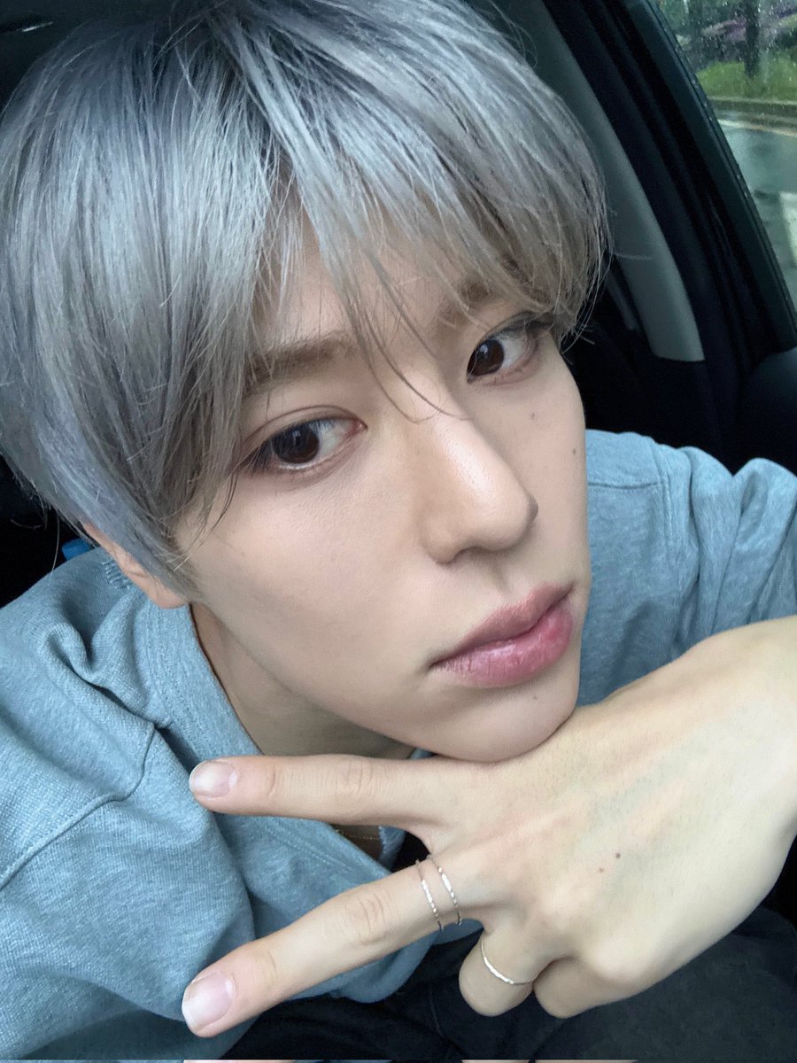 sion showed a fan the selfie he took on his way home from work today then posted it 🥹💗