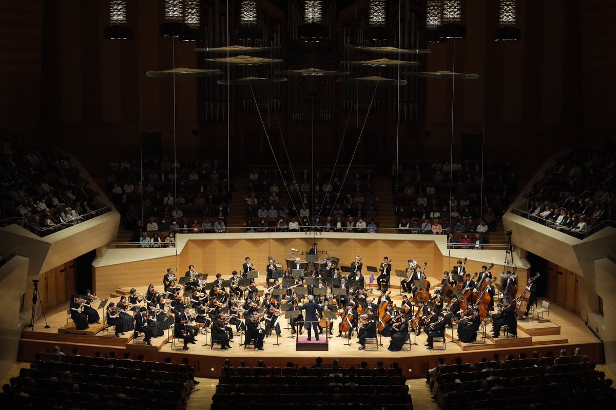 Photos of today’s concert 📸
4/22(火) サントリーホール 
第1019回定期演奏会Bシリーズ

指揮／大野和士 
ヴァイオリン／アリョーナ・バーエワ  

ショスタコーヴィチ：
ヴァイオリン協奏曲第1番 イ短調 
チャイコフスキー：交響曲第5番 ホ短調

【ソリスト・アンコール】
Grazyna BACEWICZ:Polish